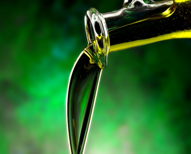 extravirgin olijfolie gieten