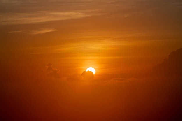 Foto extreem mooie zonsondergang heldere oranje hemel gradiënt