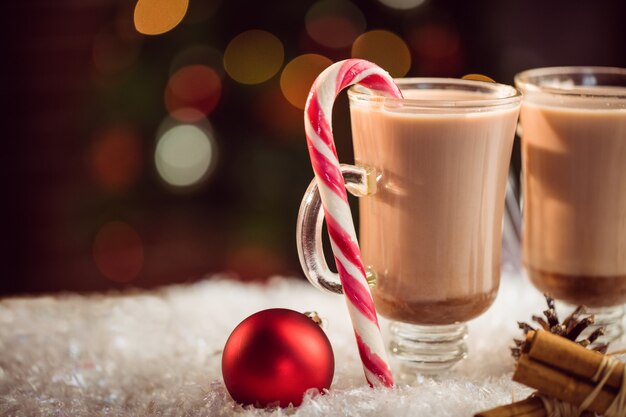 Extreme close-up beeld van samengestelde afbeelding van warme chocolademelk