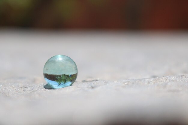 Photo extreme close-up of crystal ball on street