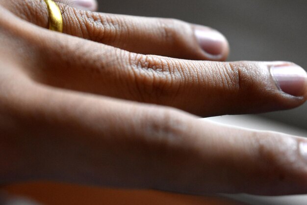 Photo extreme close up of mans fingers with golden ring