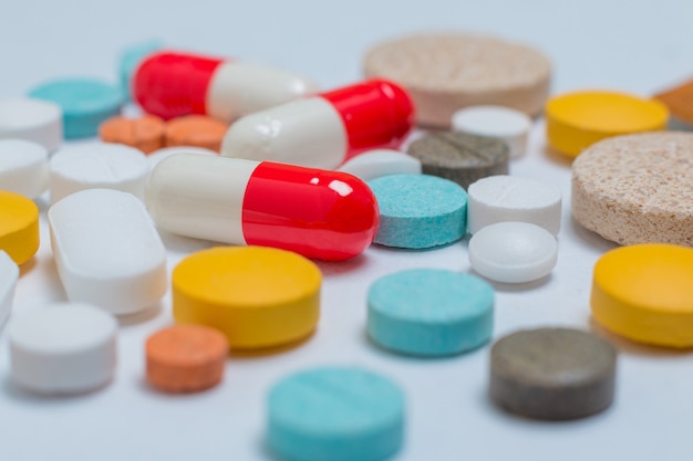 Extreme close-up op pillen van verschillende kleuren op een witte achtergrond