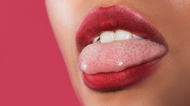 Экстрим крупным планом красные губы женщины с языком