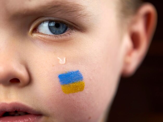 Extreme close-up van een kleine jongen die huilt.