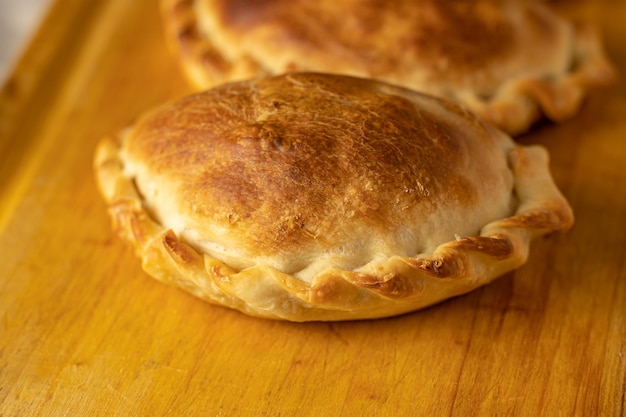 Extreme close-up van gebakken Argentijnse empanadas op een bord