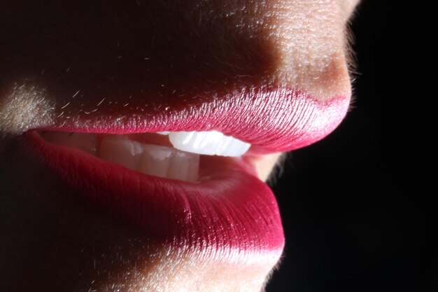 Photo extreme close up of woman with pink lips