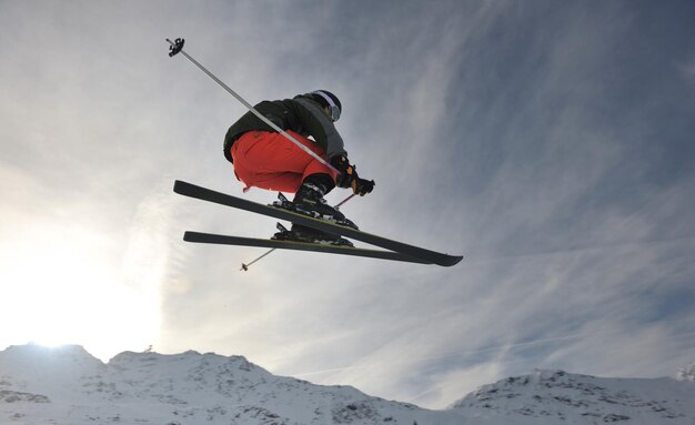 Foto salto con gli sci freestyle estremo