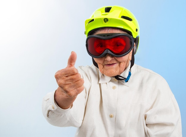 Foto nonna estrema che mostra i pollici in su