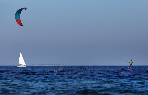 北の海でのエクストリームカイトサーフィン