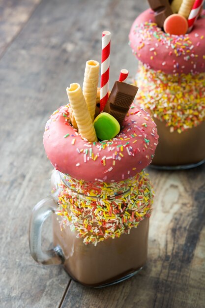 Extreme milkshake of freak shake op houten tafel