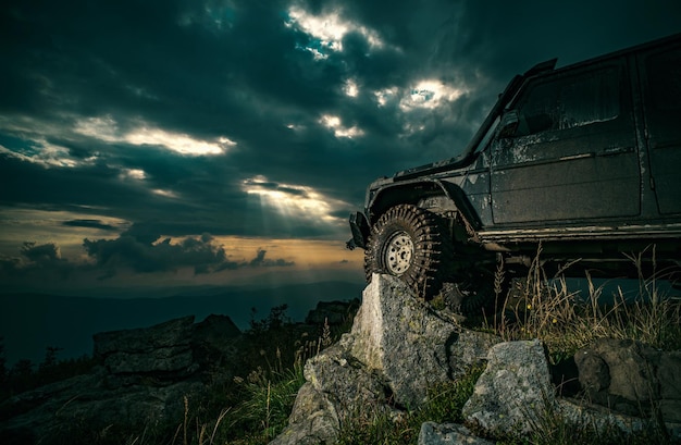 Extreme off-road tour in een bos Truck auto wiel op off-road steppe avontuur pad Off-road jeep expeditie naar de dorpen op de bergweg