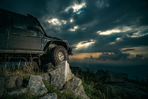 Extreme offroad-tour in een boswagen-autowiel op offroad steppe-avonturenparcours off-road jeep ex