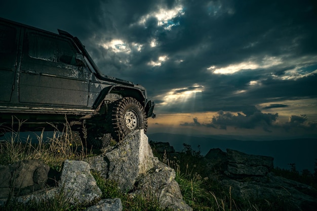 Foto extreme offroad-tour in een boswagen-autowiel op offroad steppe-avonturenparcours off-road jeep ex