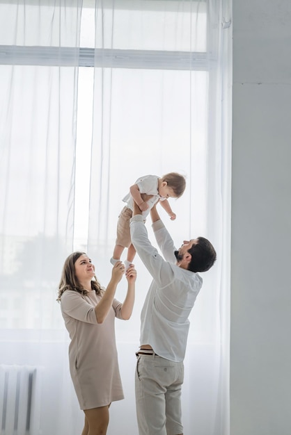 父と息子の間の極端な遊び 父が息子を家で一緒に楽しませる