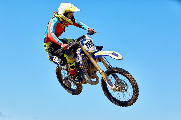 Extreme sporten, motor springen. Motorrijder maakt een extreme sprong tegen de hemel.