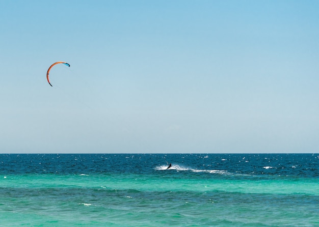 Extreme watersport kitesurfen op zee op warme zonnige zomerdag
