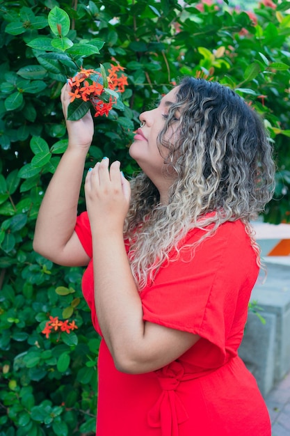 Photo extroverted woman enjoying in botanical garden