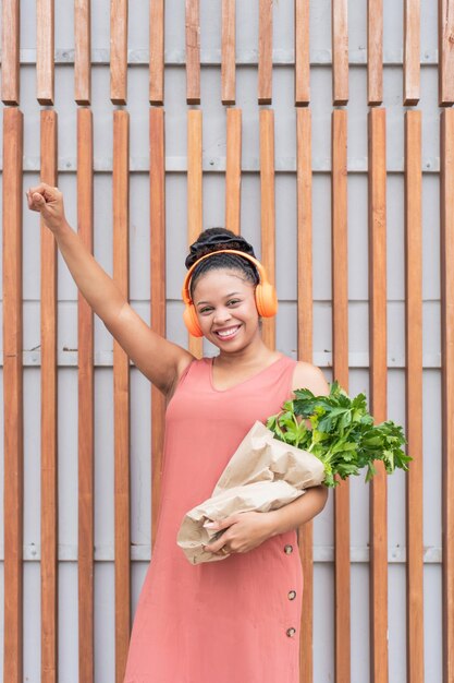 Photo exuberant woman with fresh produce celebrating