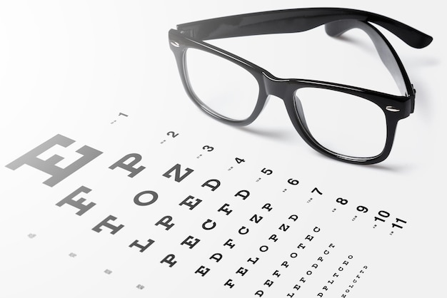 사진 시력 검사를 위한 시력 검사 및 검은색 테두리 안경