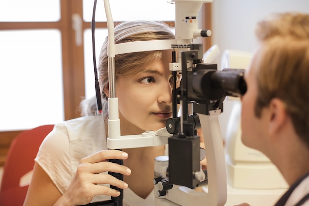 Foto visita oculistica dal medico