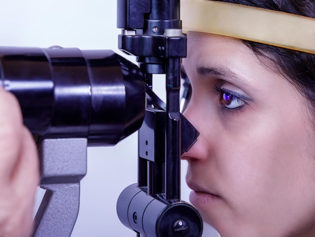 写真 眼科医は特殊なツールを使用して患者を診察します. パキメトリーは診断テストです.