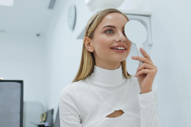 Foto donna dell'esame della vista che fa la prova della vista in clinica