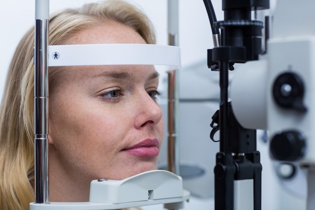 Foto visita oculistica su lampada a fessura