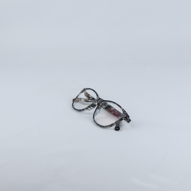 白い背景で隔離の眼鏡