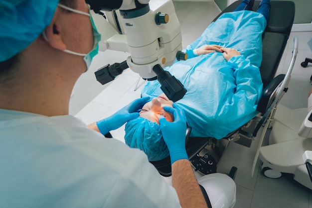 Chirurgia oculare. un paziente e un chirurgo in sala operatoria durante la chirurgia oftalmica. correzione della vista