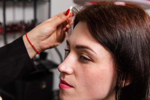 Процедуры коррекции бровей и губ для омоложения лица в салоне красоты
