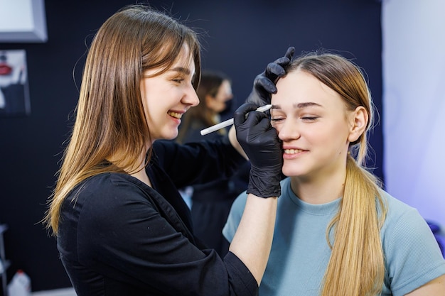 Foto marcatura delle sopracciglia prima del trucco permanente trucco permanente delle sopracciglia marcature con pasta bianca e righello di misurazione