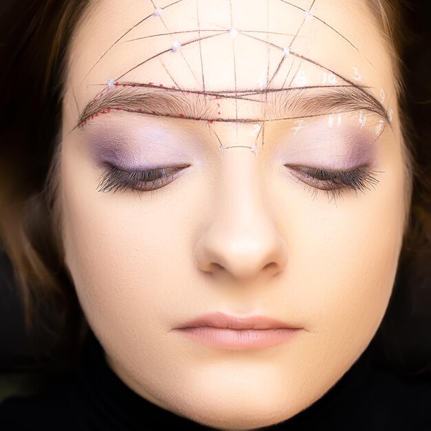 On the eyebrows of the model applied markup to build the architecture and shape of the eyebrows