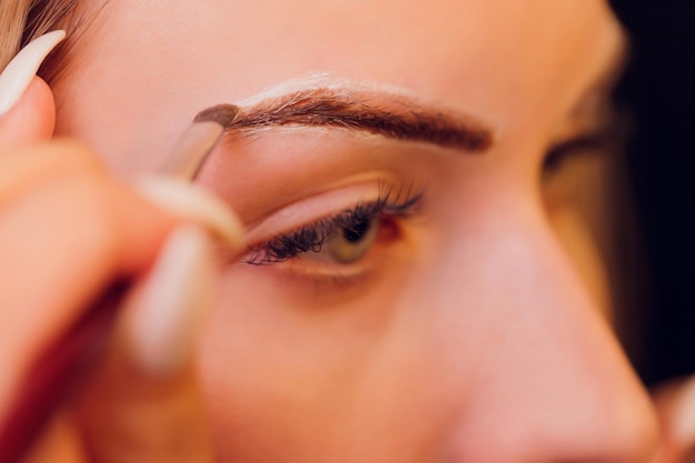 Eyebrows tinting treatment with natural henna dye