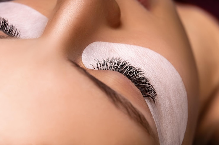 Photo eyelash extension procedure close up view of beautiful female eye with long eyelashes smooth