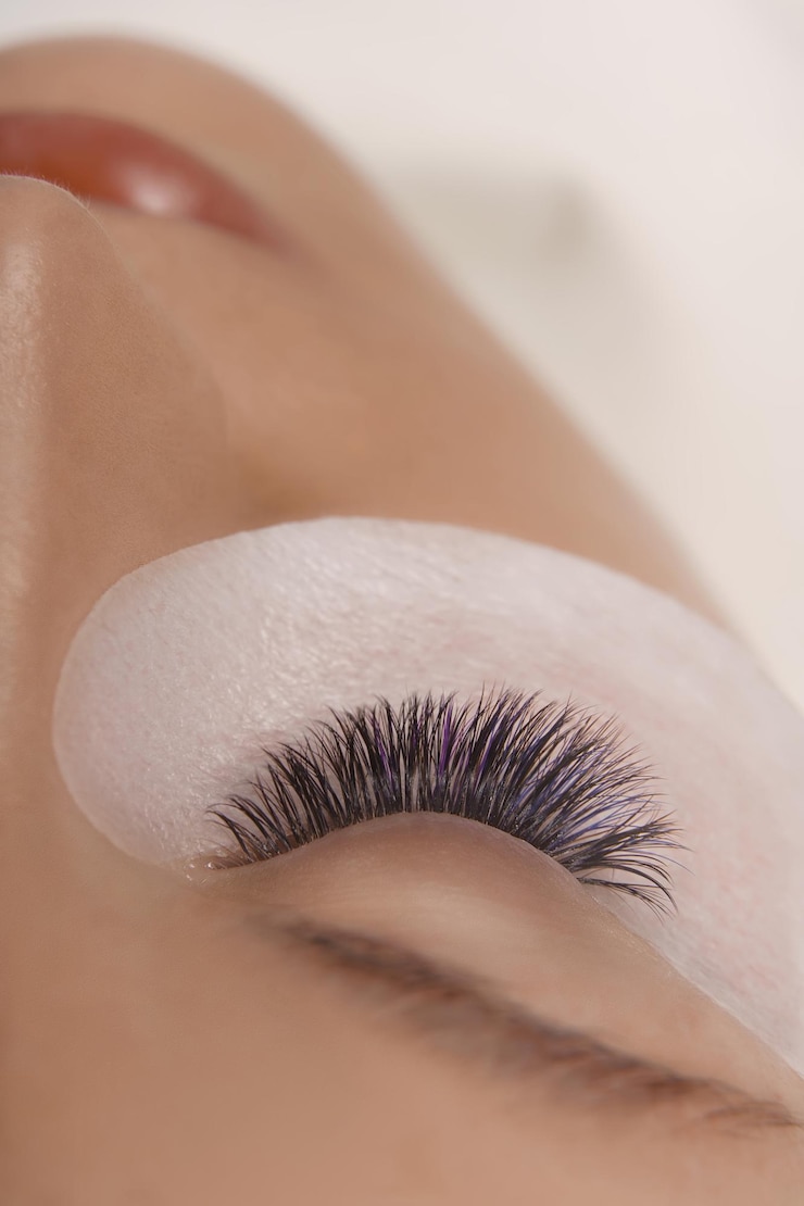 Photo eyelash extension procedure close up view of beautiful female eye with long eyelashes