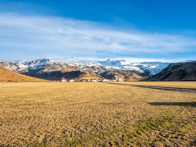 Eyjafjallajokull-vulkaan barstte uit op het 2010-oriëntatiepunt van IJsland met omgeven natuurtafereel