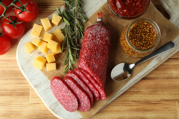 ÃƒÂoncept van lekker eten met salami worst op houten achtergrond