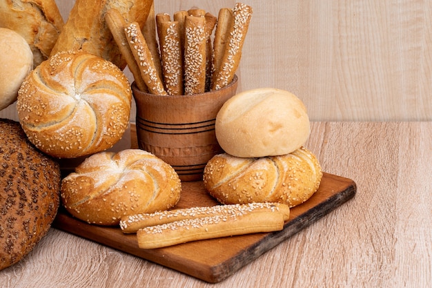 ÃƒÂ Ã‚Â¡risp brood met broodjes. Franse stokbroden. Vers knäckebröd. Brood achtergrond. Ander ras op houten achtergrond.