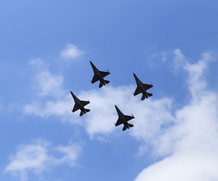 Фотография f16 истребитель falcon летать на голубом небе