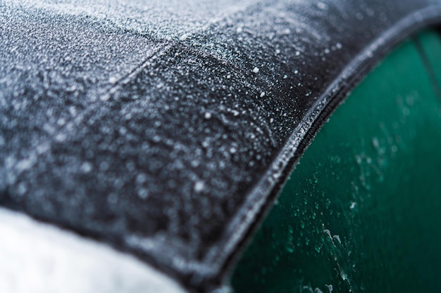 写真 霜と氷で覆われた布製コンバーチブルカーの屋根