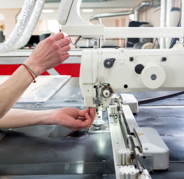 ファブリック業界の生産ライン。繊維工場。作業仕立てプロセス