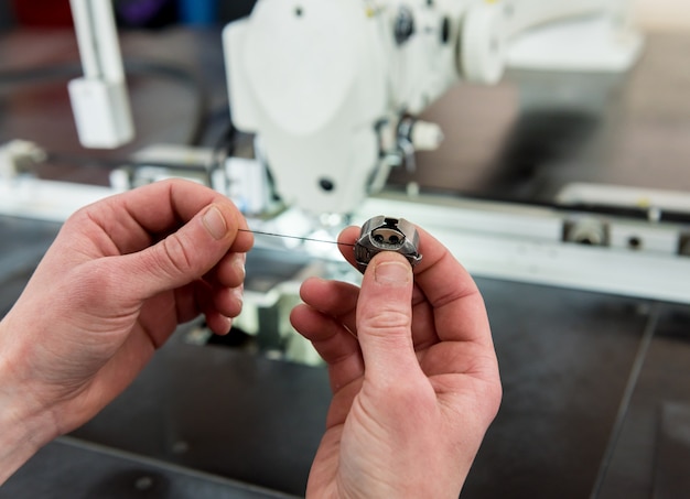 Linea di produzione dell'industria tessile. fabbrica tessile. processo di sartoria funzionante