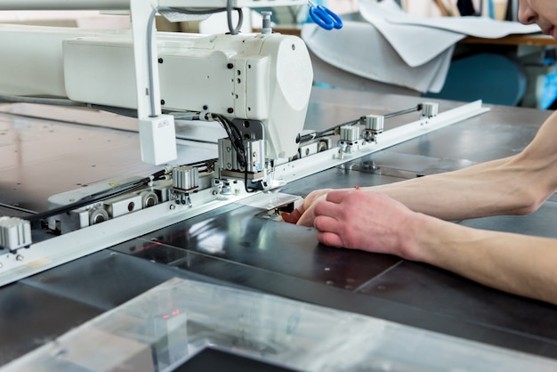 Linea di produzione dell'industria tessile. fabbrica tessile. processo di sartoria funzionante