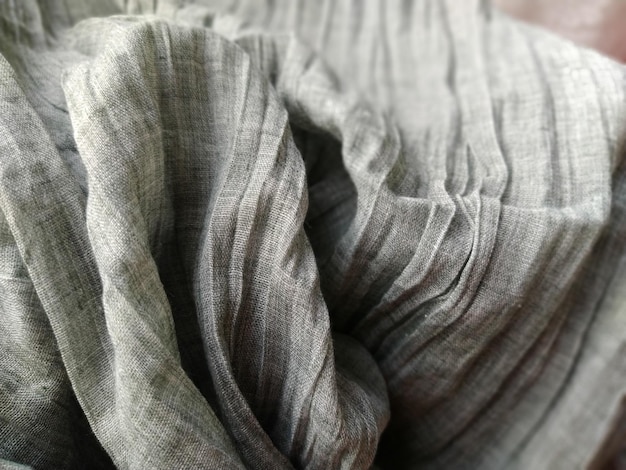 Ткань прозрачная ткань для штор Красивый серый цвет Материал штор небрежно сложен и помят Образец ткани Вариант оформления интерьера