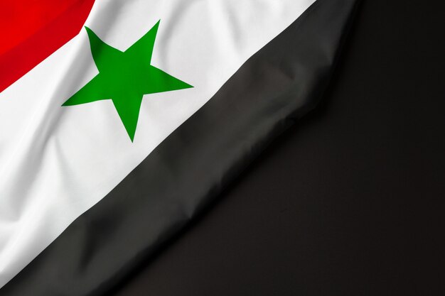 패브릭 시리아 국기를 닫습니다.