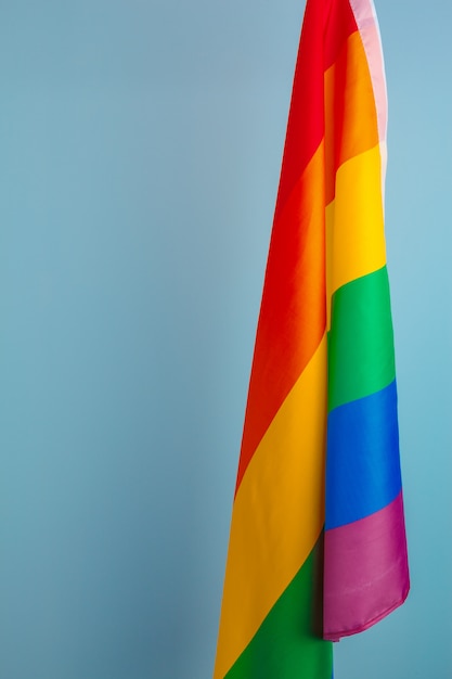 게이 무지개 깃발의 패브릭 질감을 닫습니다.