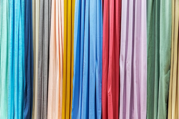 Tessuti realizzati in diverse tonalità di materiali e colori per la produzione
