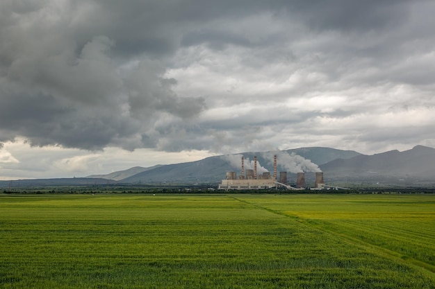 Fabriek in groen veld bewolkt