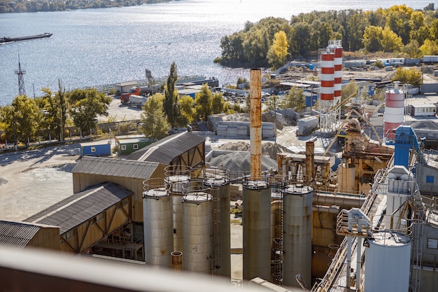 Fabriek met industriële faciliteiten in de buurt van rivier