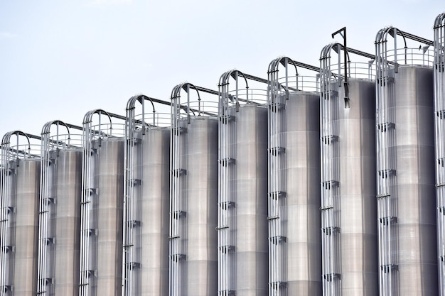 Fabriek tegen een heldere lucht